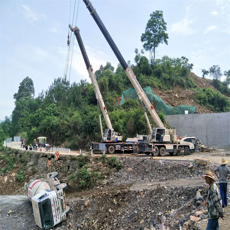 永春县汽车掉沟里叫吊车救援要多少钱